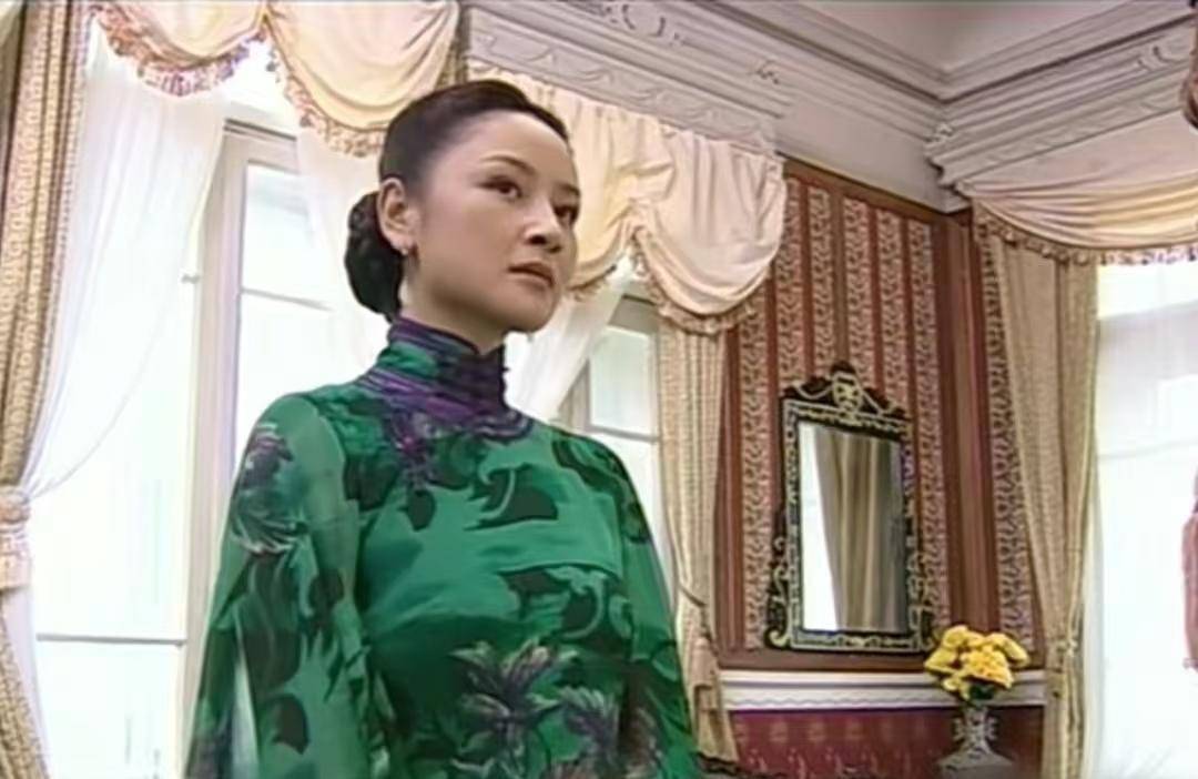 金粉世家:金凤举对小怜动手动脚,大嫂吴佩芳希望小怜早日嫁人