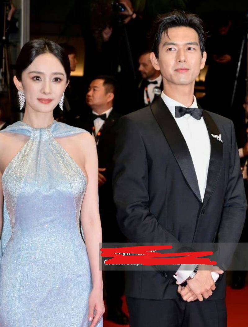 李现与杨幂合体现身法国!两人形影不离cp感强,年龄也仅相差5岁