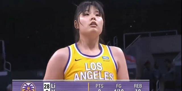 中国女篮主力中锋李月汝差点拿下两双,表现逐渐提升