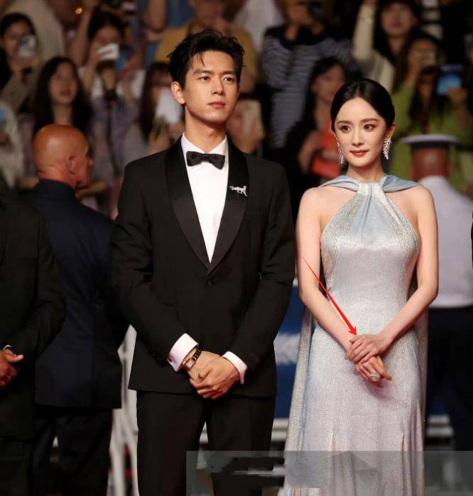 戛纳红毯名场面!章子怡压轴亮相排面拉满,杨幂撇嘴变脸格格不入