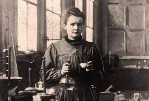 25岁女孩离奇死亡,5年后专家开棺,尸骨之上却发现亮眼荧光