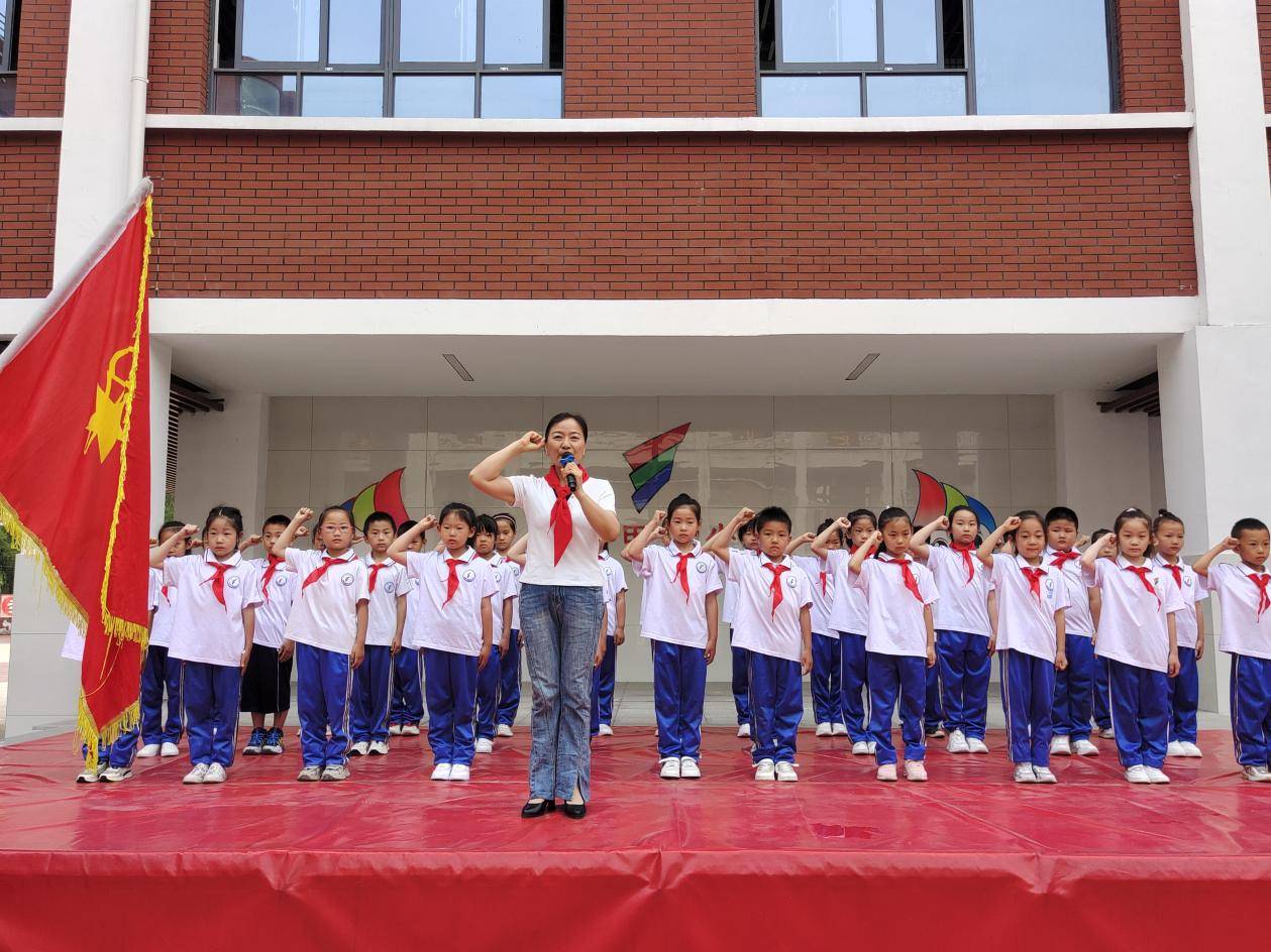 市油田第三小学举行庆"六一"新队员入队仪式_少先队员_队旗_红领巾