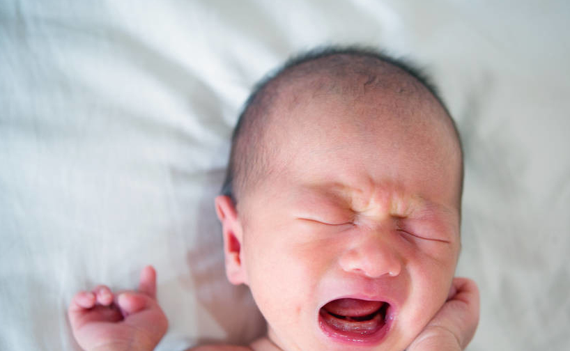 新生儿哭闹怎么办？0-9个月宝宝哭闹的5个原因及安抚方法_妈妈_应对_家长