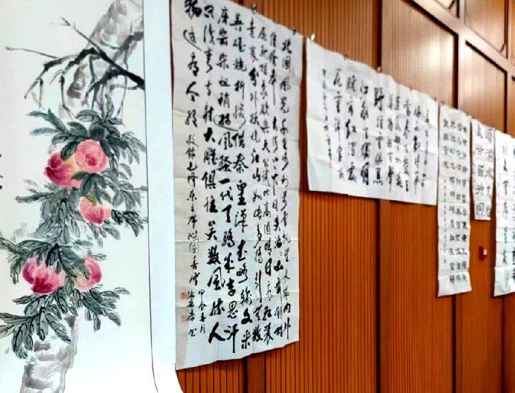 律韵丹青赞大千,呵如子嗣乐心田.三,闲情雅致余生乐,雪里苍虬傲老梅.