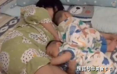 妈妈太累了，以至于睡着了。双胞胎爬进她的怀里，玩了一会就睡着了。这幅画太温馨了。