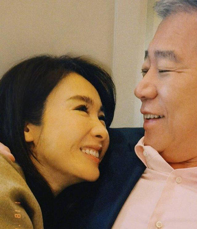 佘诗曼黎姿同框健身房合照,冻龄女神颜值超惊艳