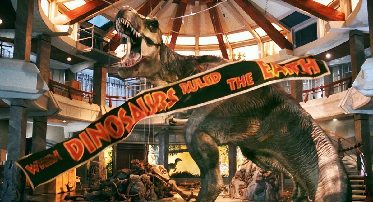 受到大气层的削弱作用,撞上地球表面时才形成的坑实际直径都要小于