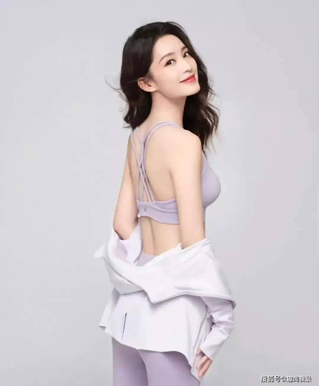 李沁拍照最"大胆"的一次,穿短款背心出镜,拍完很快包裹严实