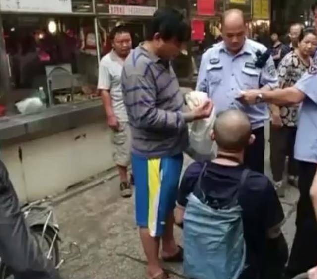 2016年,男子偶遇双脚被截断的乞丐,询问后竟是失踪12年的同学