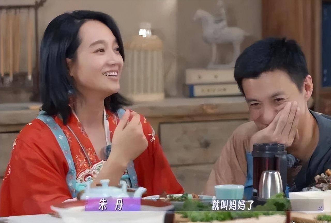 被朱丹刷屏了,周一围张颂文探班朱丹,她的"背心 阔腿裤"绝了