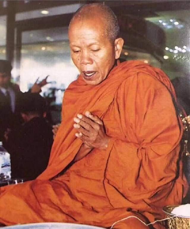 泰国高僧龙婆坤:一生捐款60亿泰铢,活了92岁,送葬队伍长16公里