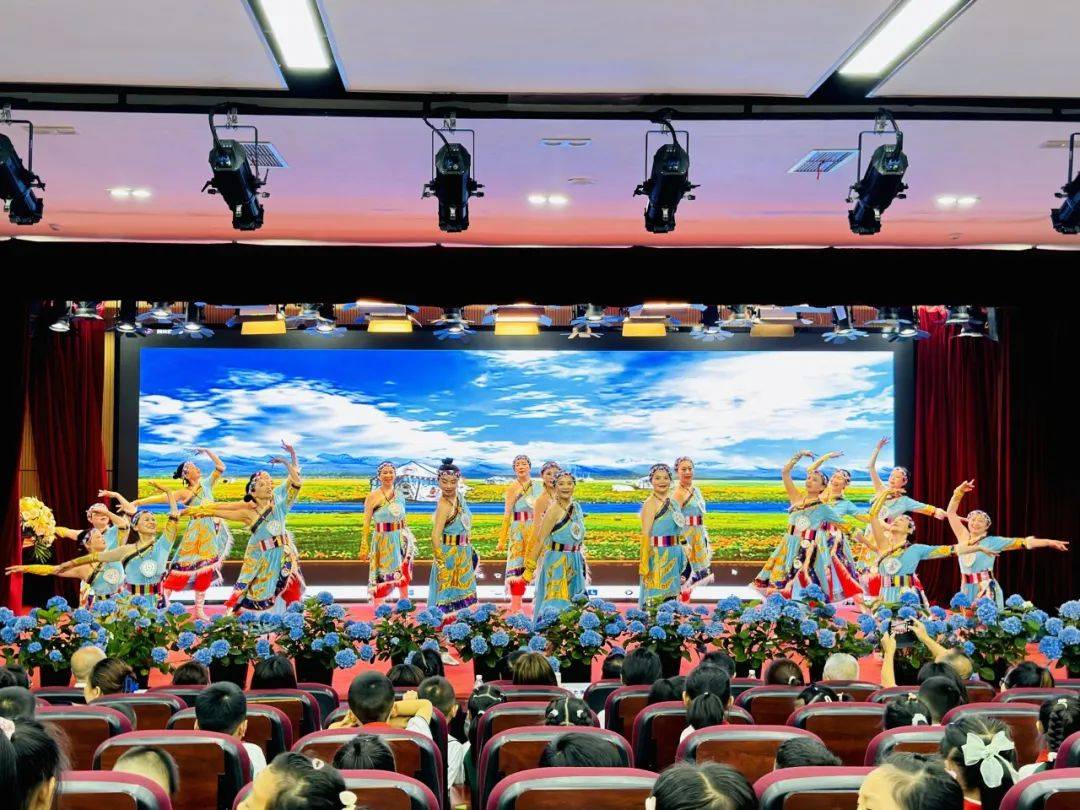 成都市郫都区北部新城学校:老少牵手 温暖童心
