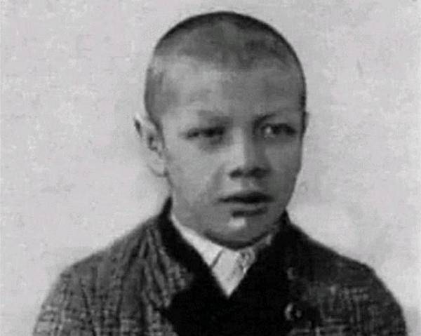 前半生侏儒,后半生巨人的男子:21岁前1米22,21岁后长到2米16