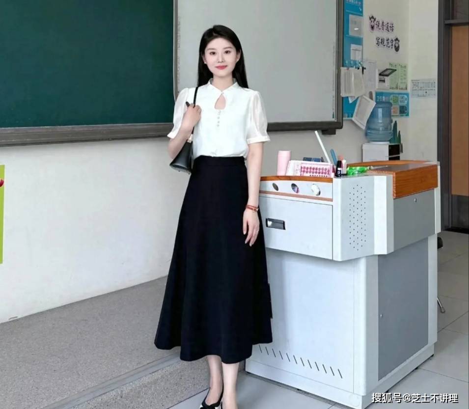 夏天老师上班怎么穿?温柔小姐姐演绎优雅通勤风,气质简单稳重