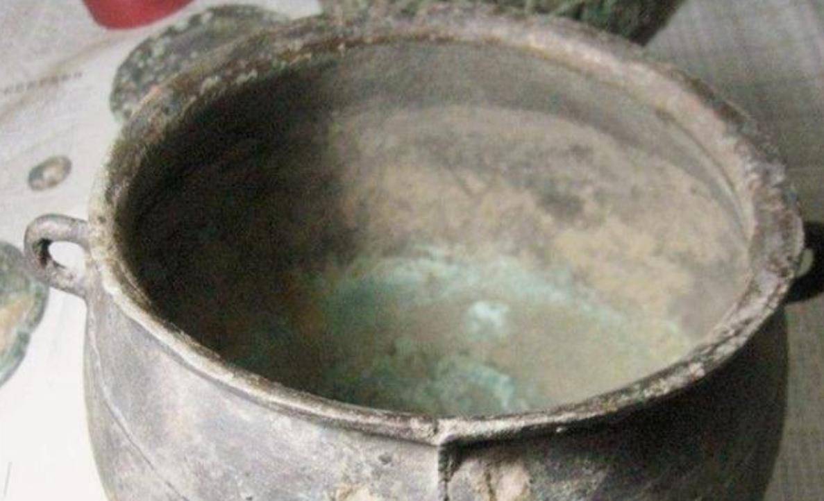 明朝时出土一口诸葛行军锅,看着平平无奇,倒水后奇迹发生