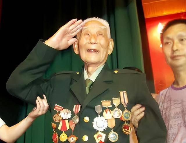 1920年,平太信出生在重庆万州熊家镇,20岁时上山砍柴被国军抓壮丁被编