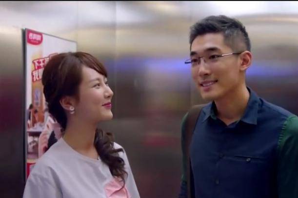 最难得的是,在邱莹莹生病之后,应勤能主动照顾这位前女友,邱莹莹之前