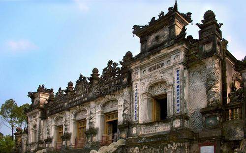 身高仅1米5,穿西装喝洋酒,陵墓都按西式造_阮福_法国_越南