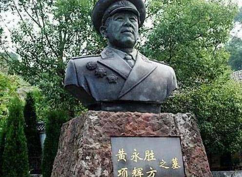 她是黄永胜妻子,九一三事件后主动划清界限,后来官越当越大_项辉_将军