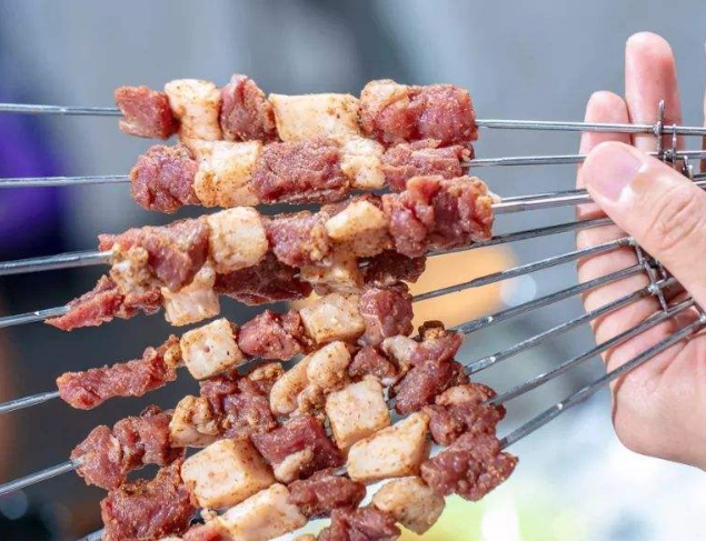 烧烤师透漏"秘密"技能:羊肉串烤前多做1步,又香又嫩还不柴