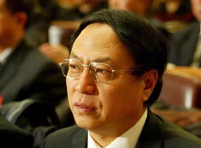 此人是坐堂中医,又是工程院院士,也是一位"身价超百亿"的富豪_吴以岭