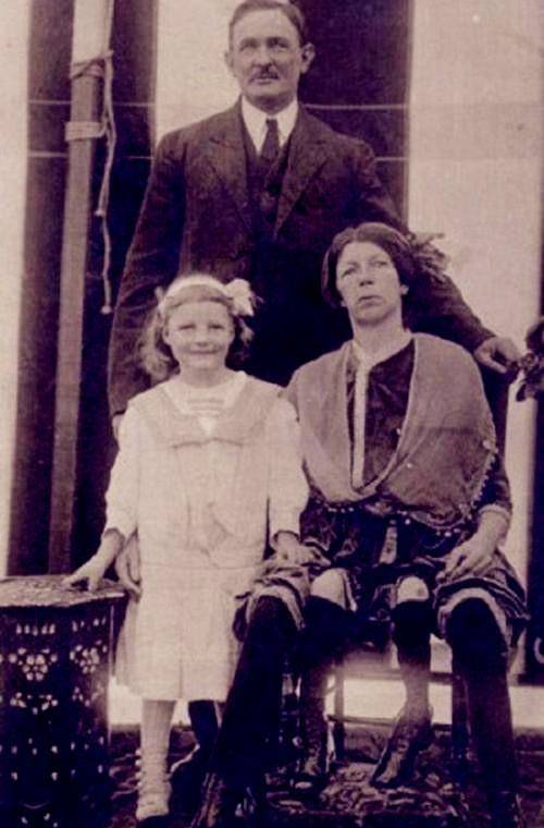 长着四条腿的奇女子:坐着就能赚钱,死后墓地被女儿盖上混凝土_科尔宾