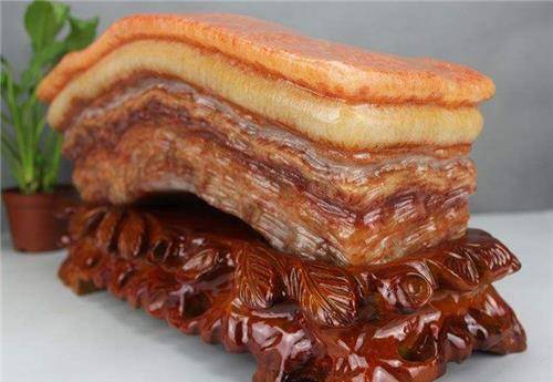 专家打开一看,是一个形似红烧肉的石头,用专业术语来说就叫"肉石".