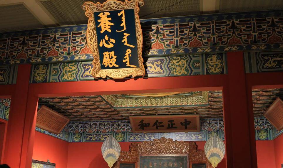 故宫养心殿为啥长年潮湿,阴冷?工作人员撬开地板,才发现端倪