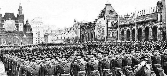 第二次世界大战的时候,苏联士兵为什么会越打越多呢?