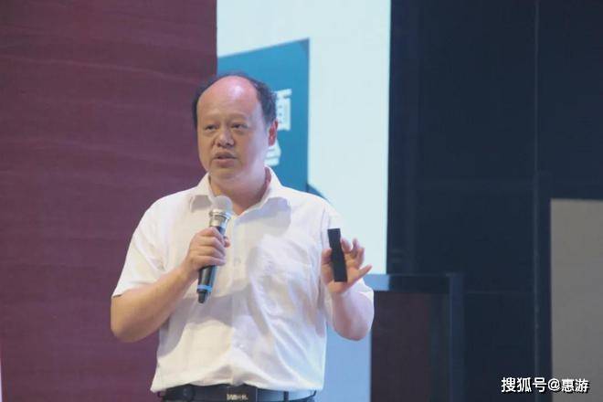 中国气象服务协会常务副会长孙健,哈巴湖景区董事长王智,星空旅行分会