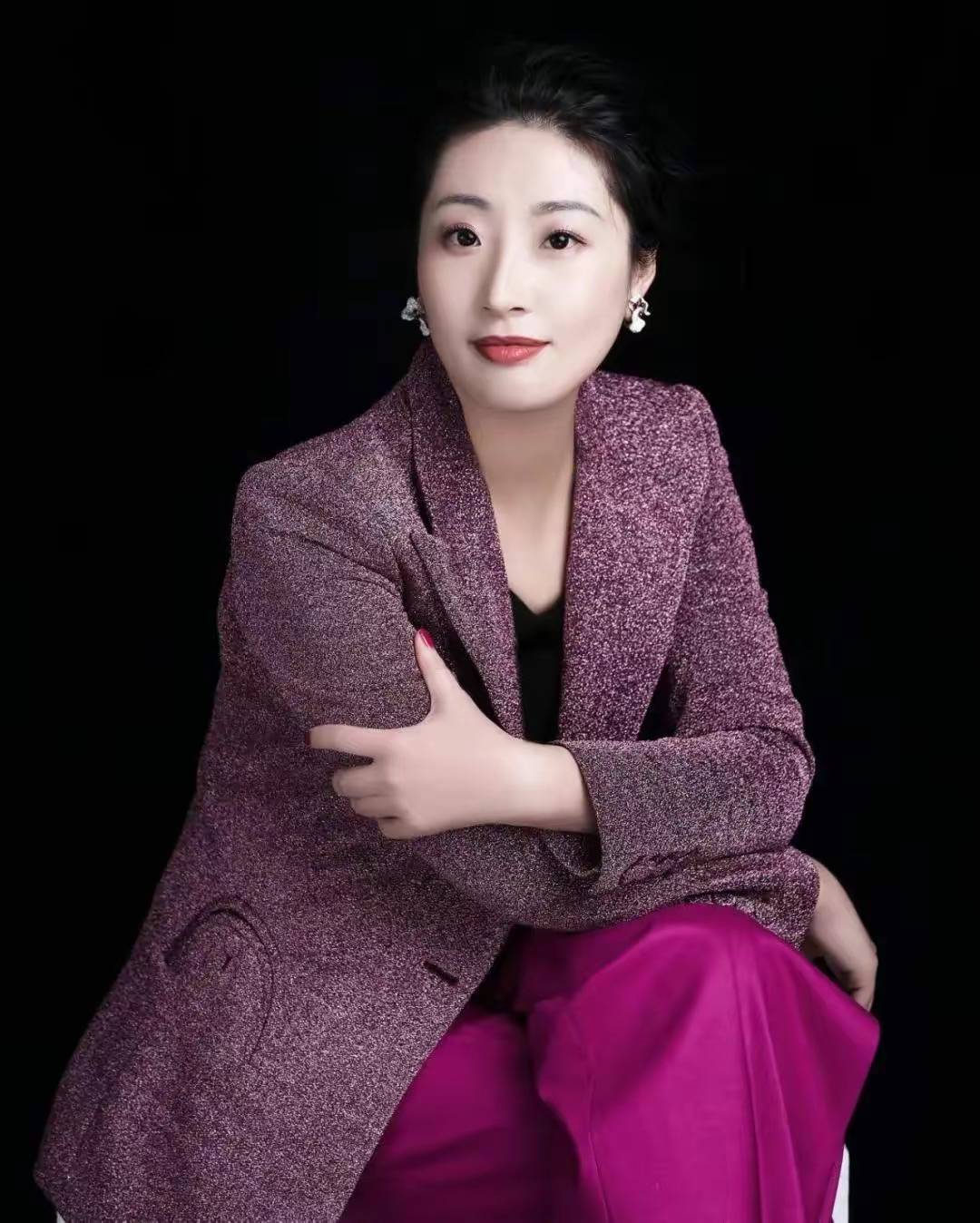 宗馥莉才是时尚标杆,不穿金戴银,裙不配丝袜,体面又高级