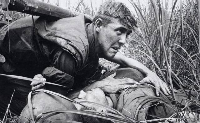 现实中人中弹后能活多久?老兵冷笑一句:别再被电视忽悠了