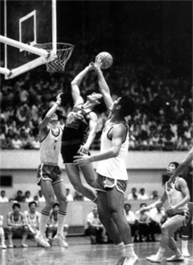 穆铁柱去世14年妻儿现状:儿女没能继承父亲身高,妻子不再住平房