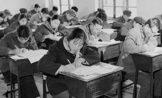 中考结束后,年娟香按照规定的流程,上交了自己的准考证,等待复试通知.