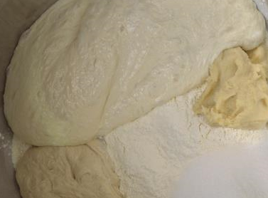 这种小面包一口咬下,地瓜搭配酥脆的核桃香味迸发,口感好柔软