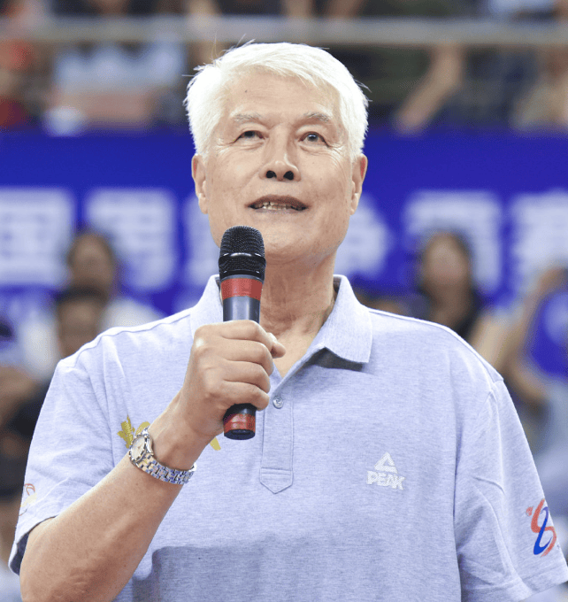 偶遇"中国篮坛教父"蒋兴权!手拿小葱接地气,住老破小走路不稳