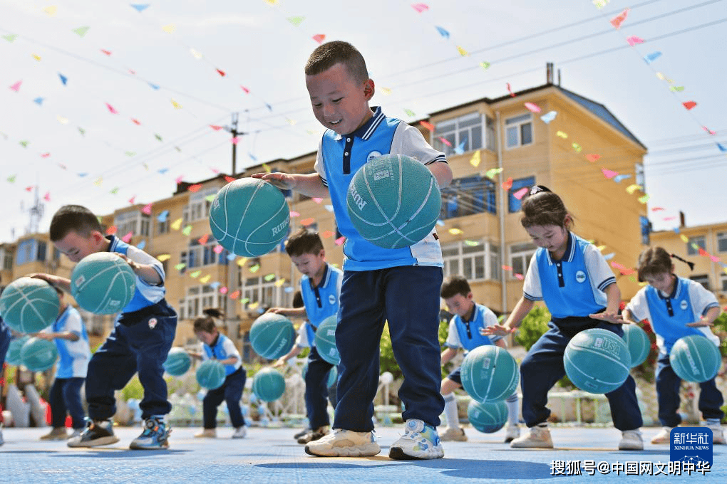 多彩活动迎"六一"_新华社_小朋友_幼儿园