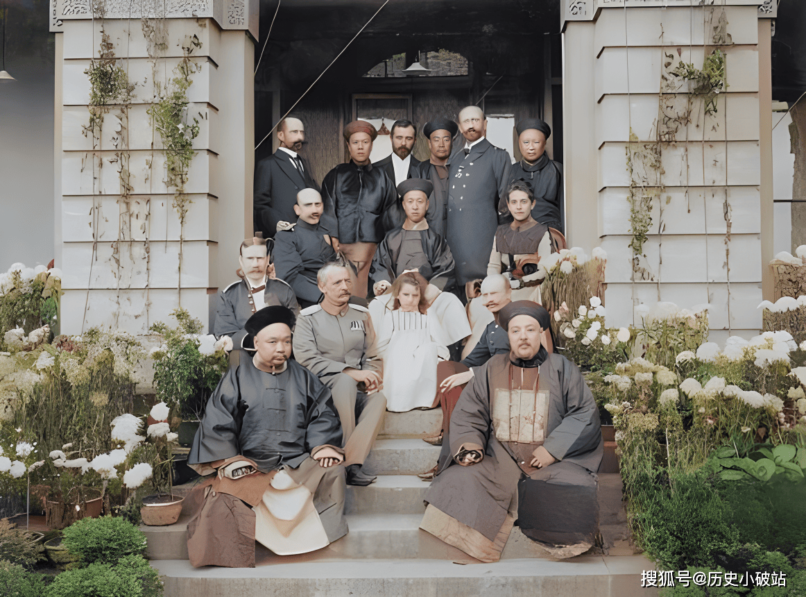 这幅照片描绘了1901年,年轻的醇亲王载沣在上海与德国领事等人的合影