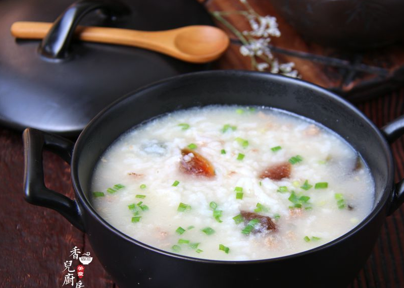 太多的调味料,经过熬煮之后,皮蛋的嫩滑和瘦肉的鲜美味加上小葱特有的