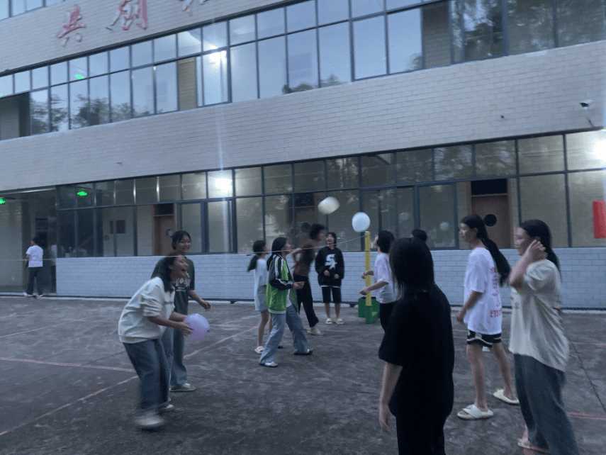 寻乌县澄江中学举行九年级考前减压趣味运动会