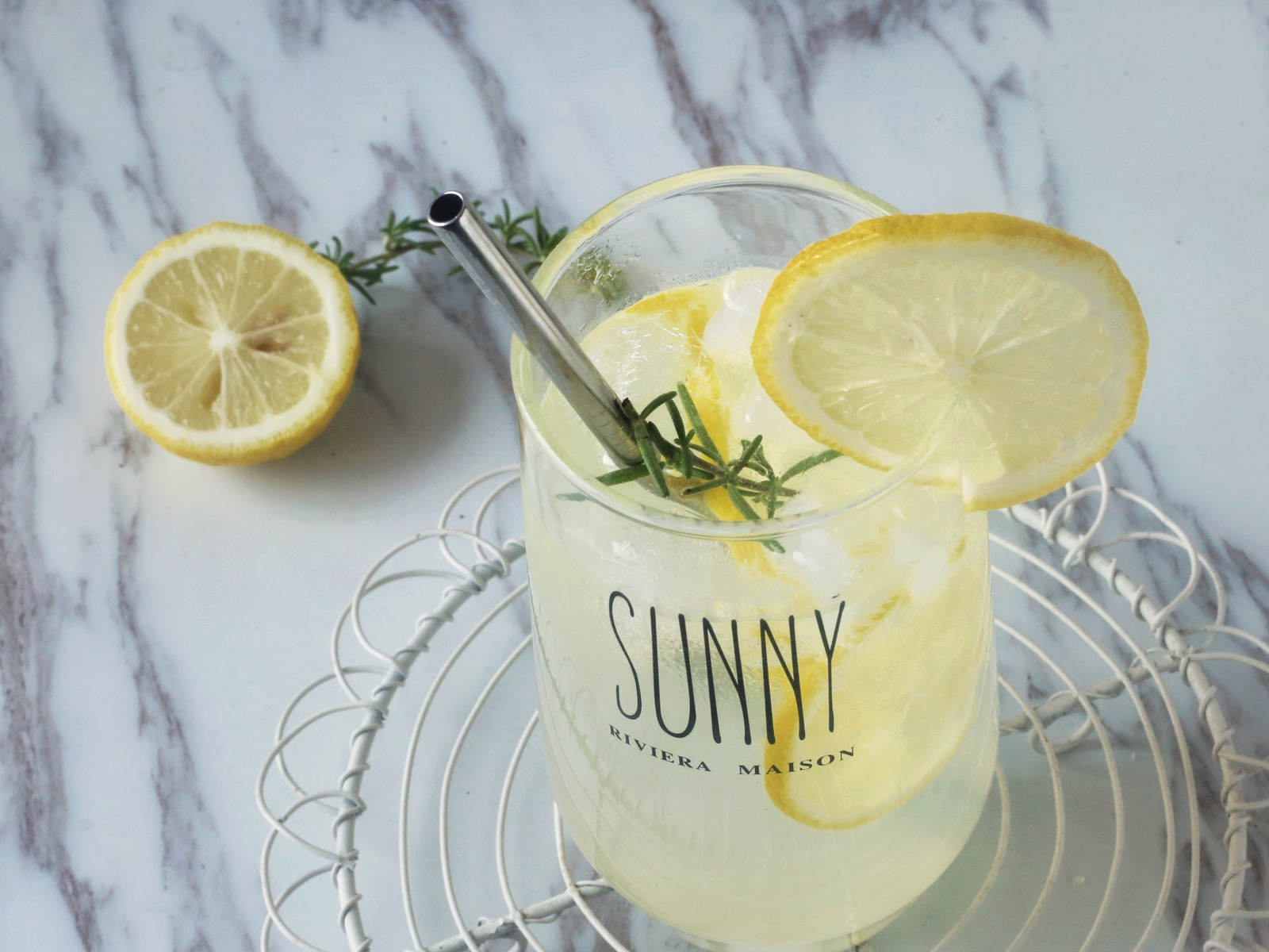 它是"维c之王",两步做成饮料,酸甜清爽,常喝让雀斑去无踪_柠檬水_饮品