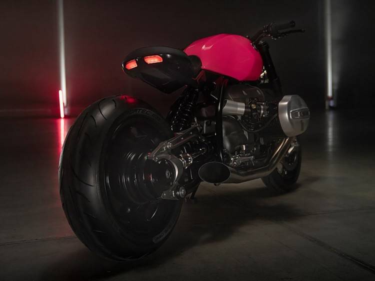 和宝马水鸟,r18等摩托车一样,该车也采用了水平对置双缸发动机,相比于