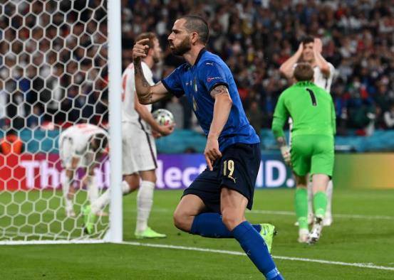 又1传奇退役!曾因滑跪庆祝惹争议,夺20座冠军,昔日bbc组合太强