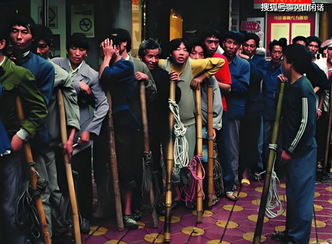 重庆"棒棒"再现江湖,抬1600斤窑炉上坡如履平地,喊声响彻巷道