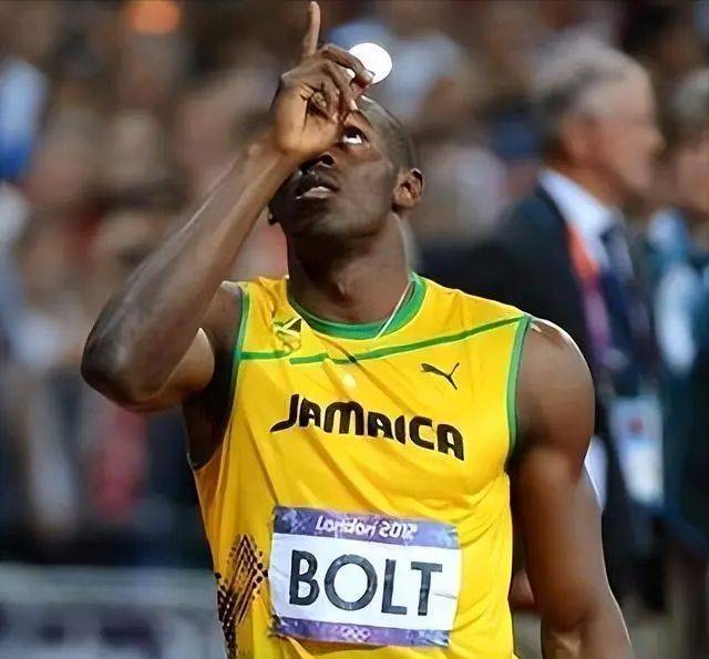 飞人博尔特:退役7年生3个孩子,身材发福,6块腹肌变一滩肉_生活_田径