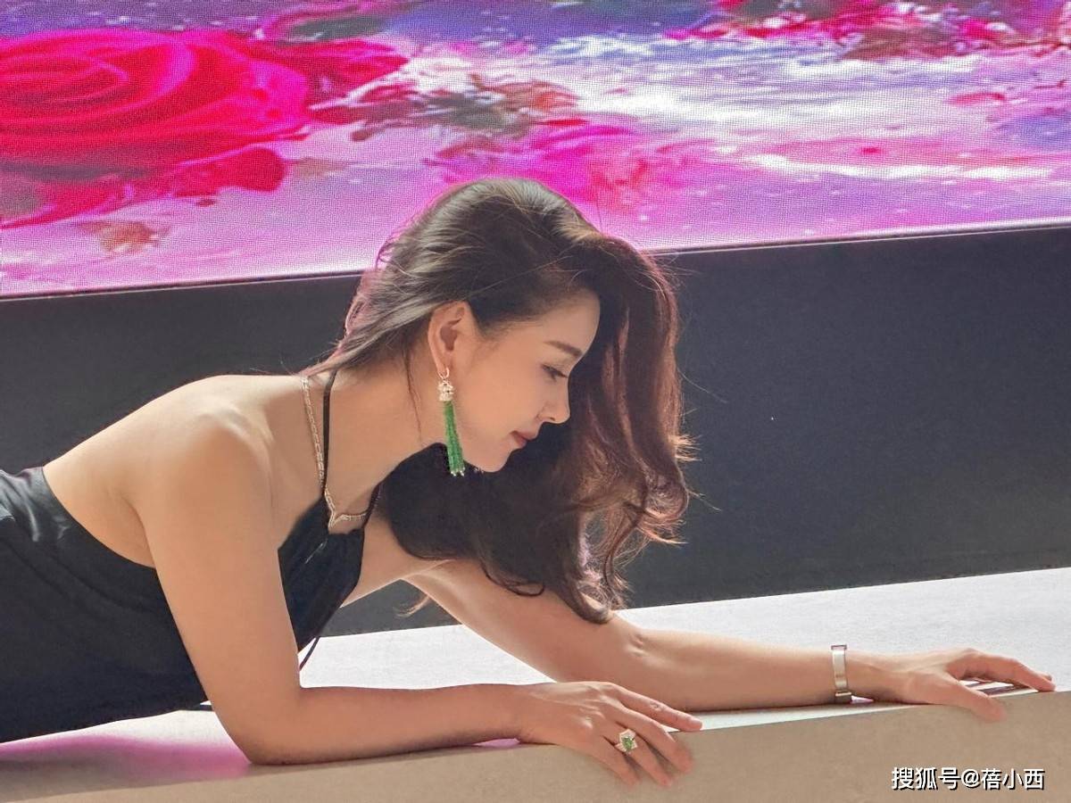 李小萌与老公高调庆生!穿黑色露背连衣裙好惊艳,被宠上天好幸福