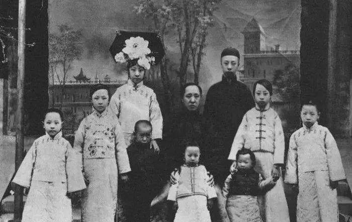 溥仪如何评价自己的亲生父亲?优柔寡断,懦弱无能,难成大事