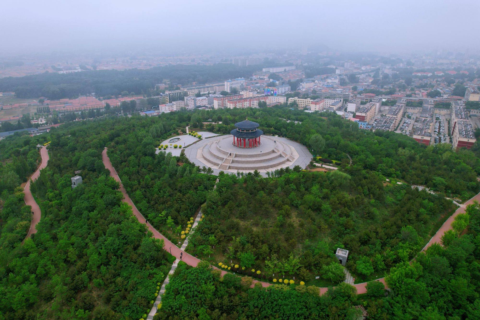 烟墩山公园地势较高,是俯瞰涞源城市风光的好去处.