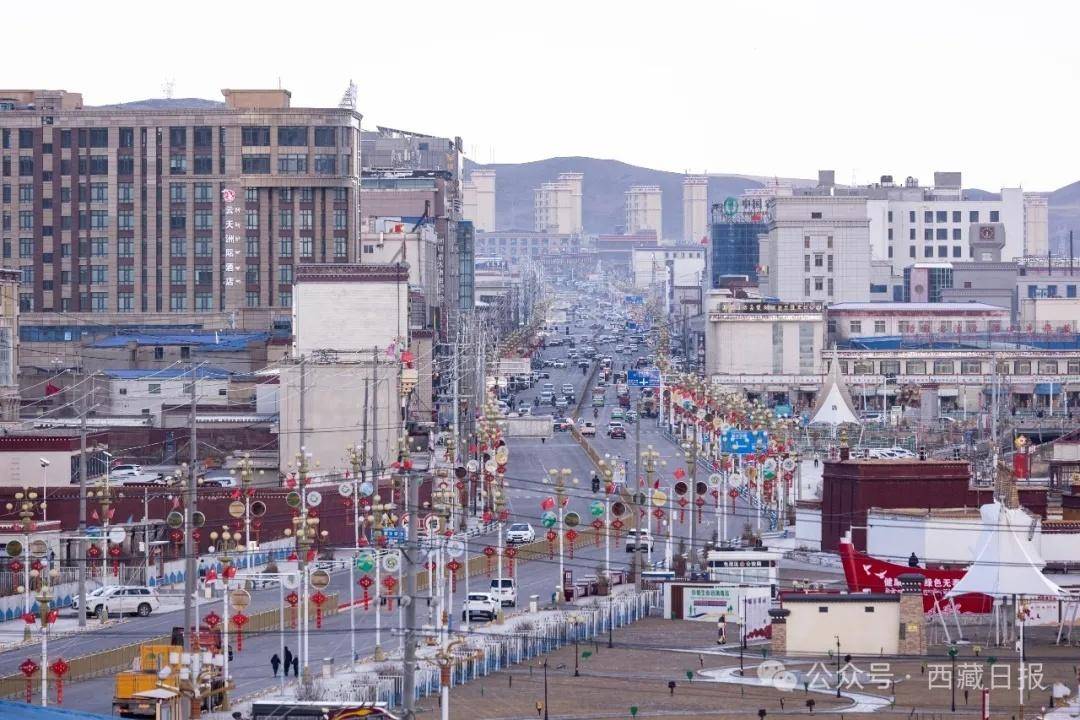 海拔超4700米的嘉黎县仓康村,浙能集团为当地建设的首个光伏储能项目