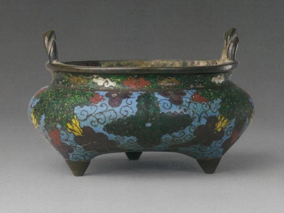 明早期 掐丝珐琅葡萄纹绳耳炉 故宫博物院藏lot 858明 掐丝葡萄纹香盘